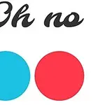 黒い筆記体で「Oh no」と書かれ、その下に水色と赤の円が並んでいる。