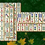 緑の背景に、葉の模様が施された上に並んだ多くの麻雀牌が配置されています。