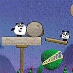 パンダのキャラクターが木のプラットフォームや気球の上にいて、下には植物がある風景。