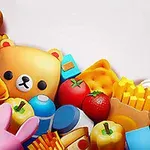 かわいいクマのキャラクターと様々な食品やアイテムのおもちゃが並ぶカラフルなイラスト。