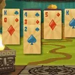 火のついた石像の間に並べられたカードが表示されている画像。