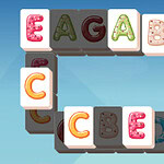 背景に青空が広がり、アルファベットが描かれたアイシングクッキーのタイルが並んでいる。