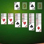 緑色の背景にカードが並んでいるテーブルの画像。
