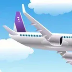 青空に浮かぶ雲を背景に飛行する白い旅客機。