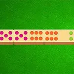 緑の背景に配置された、点が描かれたドミノの一列。