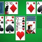 緑色の背景にカードを並べたソリティアのプレイ画面。