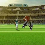 アメフトのフィールドで選手がボールをキャッチしようとしている。