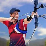 アーチェリーの選手が屋外で弓を引き絞っている様子。