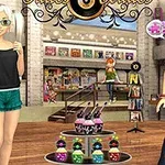 店内に立つ二人の若い女性と、ステージ上にいる人物、手前にはカップケーキがディスプレイされている。