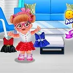 赤いスカートとメガネをかけた赤ちゃんが、青いソファがある部屋で衣装を選んでいる。
