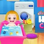 ピンクの浴槽に入った赤ちゃんが笑顔で、背景には洗濯機とおもちゃのアヒルがある明るい室内。