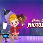 紫の背景で、ライトに照らされた小さな女の子が帽子を持ち、写真撮影が行われているスタジオの様子。