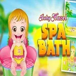 金髪の赤ちゃんがピンクの椅子に座り、ビーチとバスルームのシーンが背景に描かれている明るいデザイン。
