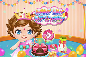 茶色の髪の小さな女の子が誕生日パーティーでケーキの前に座り、周りにカラフルな風船とプレゼントが飾られている。