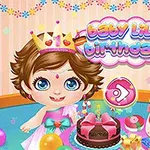 茶色の髪の小さな女の子が誕生日パーティーでケーキの前に座り、周りにカラフルな風船とプレゼントが飾られている。