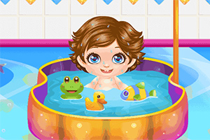 子供が青いプールの中でカエル、おもちゃのアヒル、魚と一緒に遊んでいる。