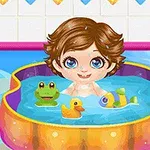 子供が青いプールの中でカエル、おもちゃのアヒル、魚と一緒に遊んでいる。