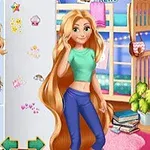 長い金髪の女性が室内で髪型を選んでいるシーン。