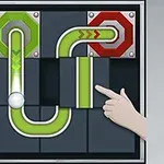 緑色と赤色のパイプが配置されたパズルボードに、手がタイルを動かそうとしている様子。