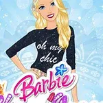 ブロンドの長い髪を持つ女性が、キラキラした背景の中で「oh my chic」という文字の入った黒いトップスを着て微笑んでいます。