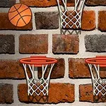 レンガの壁に取り付けられた3つのバスケットボールのゴールと、左上にあるバスケットボール。