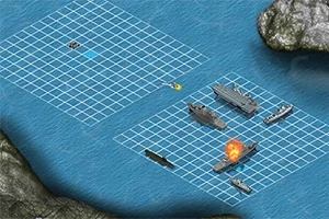 青い海に設置された2つのグリッド上に、様々な軍艦と、炎上している船が描かれている。