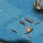 青い海に設置された2つのグリッド上に、様々な軍艦と、炎上している船が描かれている。