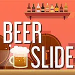 ビールのジョッキと空のマグがカウンターの上にあり、背景に棚に置かれたボトルが並んでいる。