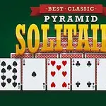 緑の背景にピラミッド型に配置されたカードと「BEST CLASSIC PYRAMID SOLITAIRE」と書かれた見出し。