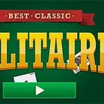 緑の背景に「SOLITAIRE」の大きな黄色い文字があり、上部に「BEST CLASSIC」と書かれた赤いリボンが配置され、トランプカードと再生ボタンが含まれています。