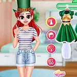 緑の帽子をかぶった赤髪の女性が、緑色のドレスがかかったスタンドの前に立っている着せ替えゲームの画面。