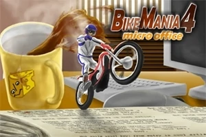 マグカップからコーヒーがこぼれ出す様子の前で、机の上を走るバイクに乗ったライダー。