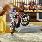 マグカップからコーヒーがこぼれ出す様子の前で、机の上を走るバイクに乗ったライダー。