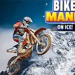 氷山を背景にバイクに乗ってジャンプするライダー。
