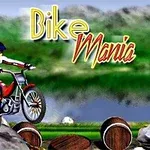 バイクに乗ったライダーが岩や木の樽の上を走る風景。
