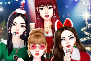 4人の女性がクリスマスの衣装を着てマイクを持っている。