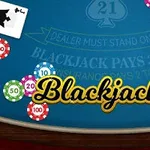 青いテーブルの上にトランプと異なる色のポーカー用チップが置かれ、「Blackjack」という文字が中央にある画像。