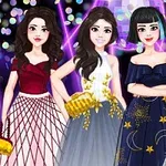 4人の女性がカラフルなドレスを着て並んでいる夜のパーティーシーン。