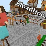 ブロックスタイルのキャラクターが中世風の町並みの背景に立っている。