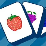 イチゴ、ブドウ、ブルーベリーのイラストが描かれた3枚のカードが青い背景に並んでいる。