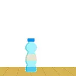 青いキャップの水色のプラスチックボトルが木の床の上に置かれている。