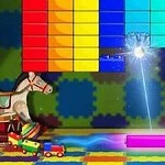 カラフルなブロックが並び、下には木馬やおもちゃの電車があり、中央にはピンクのバーと光の球が描かれた場面。