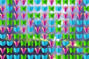 カラフルな蝶が格子状に並べられている画像。