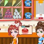 金髪の女性がケーキをカウンターで提供しているカフェシーン。
