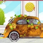 黄色の車が落ち葉と汚れで覆われている。