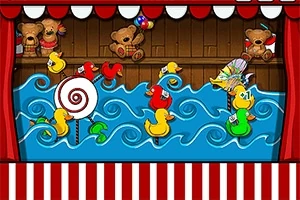 カラフルなアヒルのおもちゃが波の上を浮かび、背景にはテディベアが飾られているシーン。
