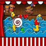 カラフルなアヒルのおもちゃが波の上を浮かび、背景にはテディベアが飾られているシーン。
