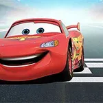 赤い車が笑顔でレーストラックのゴールラインにいる。
