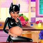 妊娠している猫のような黒い衣装を着た女性が、カラフルなキッチンで椅子に座っている。