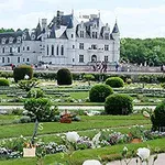 大きな城と美しい庭園が広がる風景。